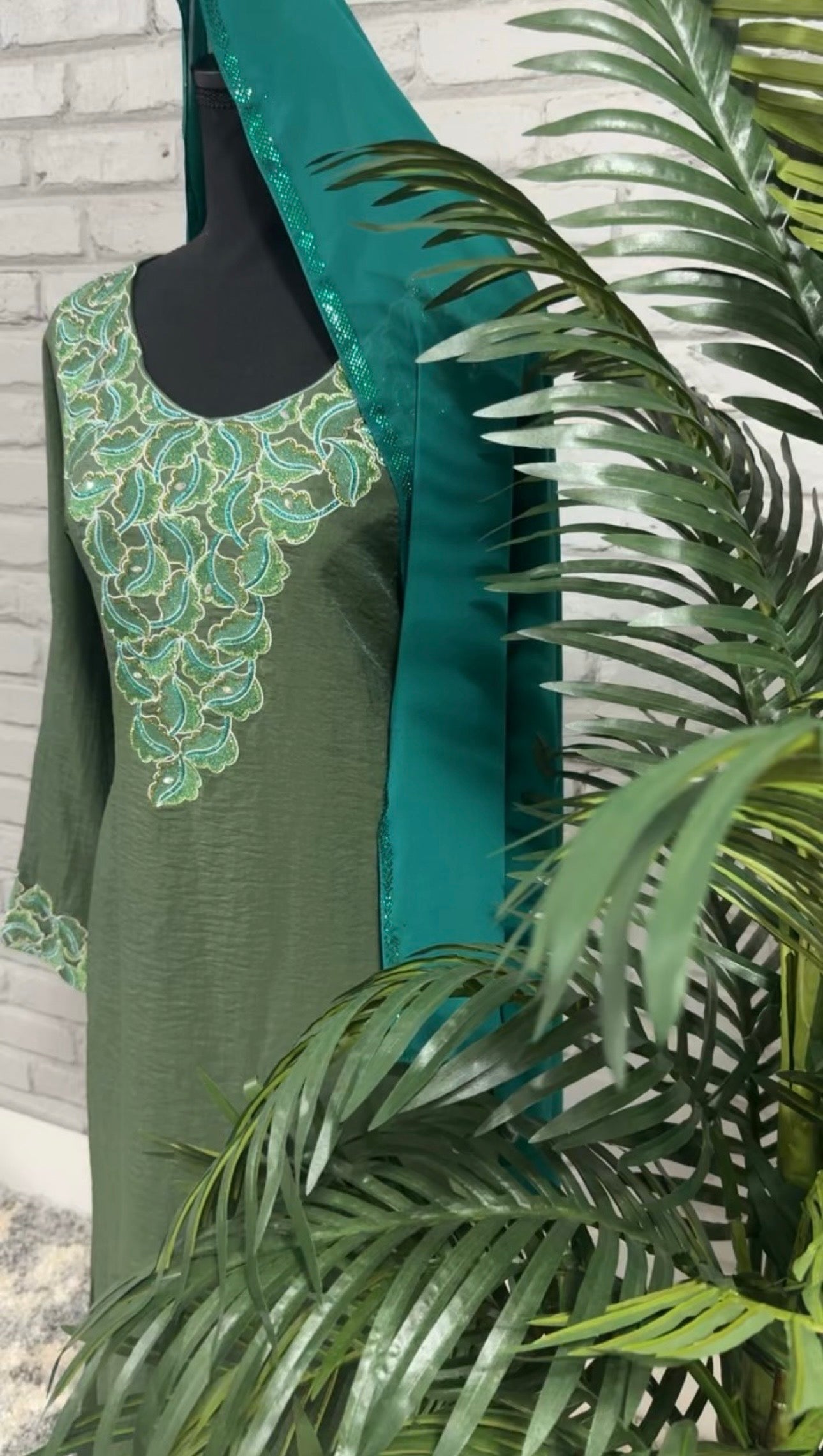 Green Mukhawer w/ scarf size 54 M